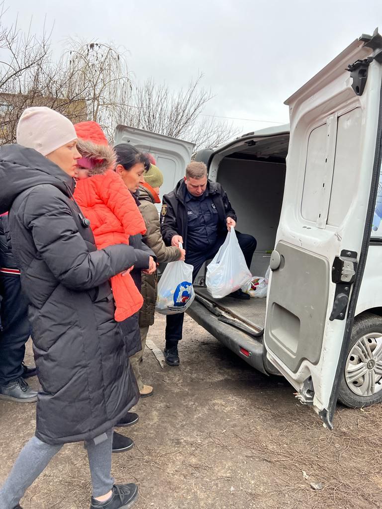 Допомогли мешканцям постраждалого селища Харківщини правоохоронці